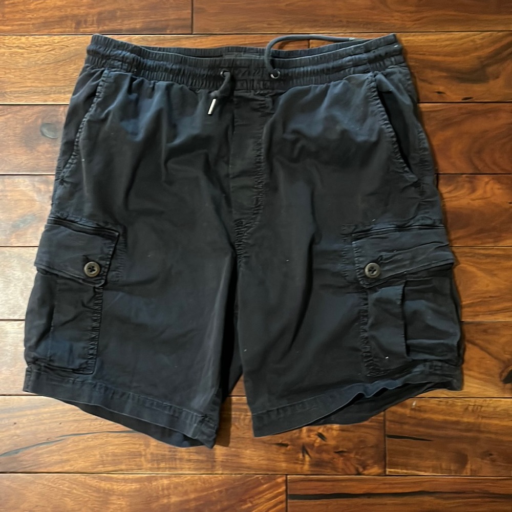 American Eagle Men's small black shorts